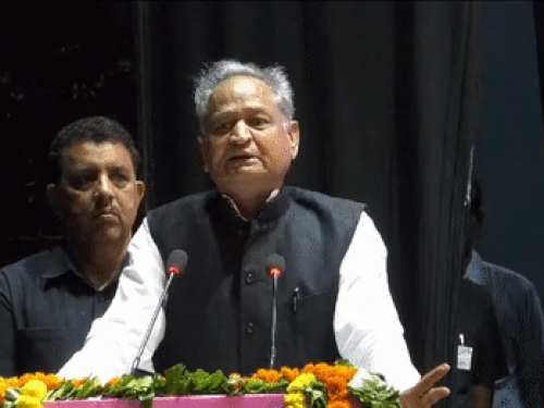 जयपुर के बिड़ला ऑडिटोरियम में आयोजित शिक्षक सम्मान समारोह में बोलते CM अशोक गहलोत।