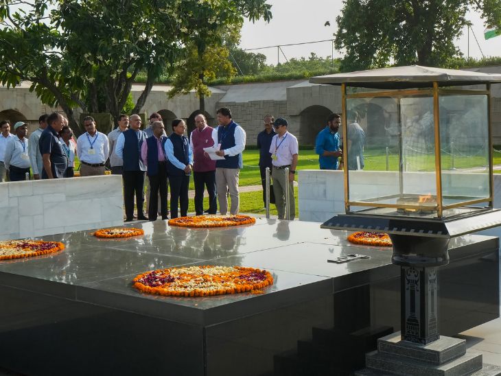 G20 समिट में आ रहे लीडर 10 सितंबर को महात्मा गांधी की समाधि राजघाट जाएंगे। दिल्ली के उपराज्यपाल वी.के. सक्सेना पुलिस कमिश्नर संजय अरोड़ा के साथ राजघाट की तैयारियां देखने गए थे। फोटो 3 सितंबर, रविवार की है।