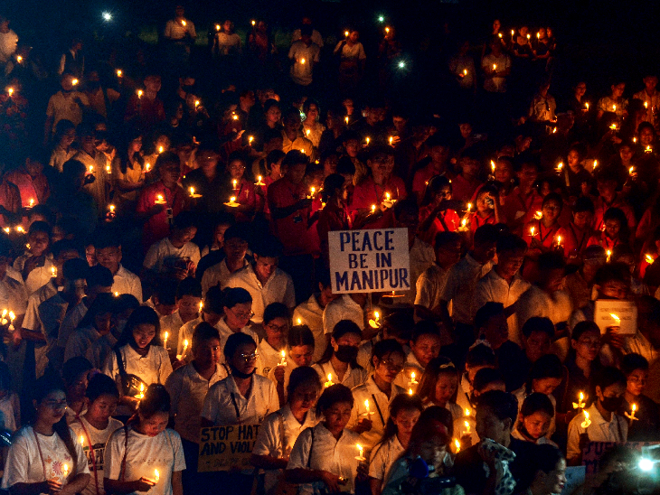 मणिपुर में शांति बहाली के लिए कैंडिल मार्च में हिस्सा लेते दीमापुर, नागालैंड के लोग। (तस्वीर 3 मई की है)
