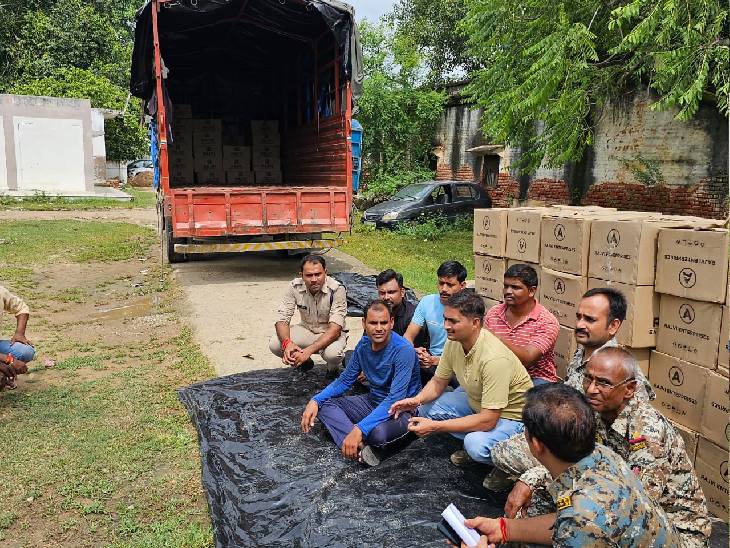 भिंड की लहार पुलिस द्वारा 1 करोड 5 लाख की कीमत की शराब पकड़ी। ये शराब व ट्रक जब्त के दौरान बैठा लहार का पुलिस बल। - Dainik Bhaskar