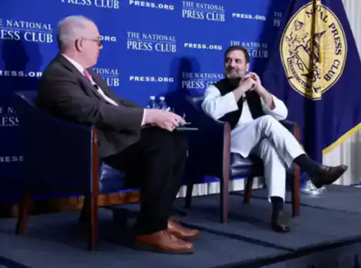 तस्वीर में राहुल गांधी वॉशिंगटन डीसी के नेशनल प्रेस क्लब में सवालों का जवाब देते नजर आ रहे हैं।