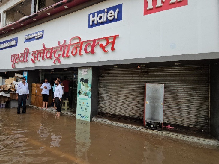 पृथ्वी इलेक्ट्रॉनिक्स की दुकान में जलभराव