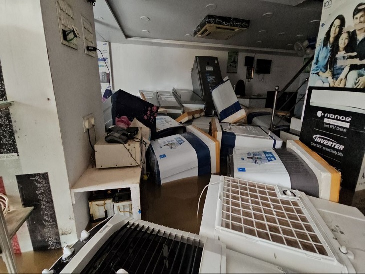 पानी में इलेक्ट्रानिक सामान डूबने से हुआ बड़ा नुकसान