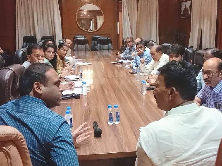 अधिकारियों को दिशा-निर्देश देते मंत्री तुलसीराम सिलावट।