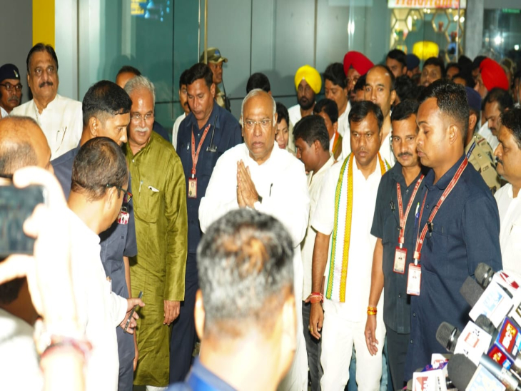 रायपुर एयरपोर्ट पर मल्लिकार्जुन खड़गे का स्वागत किया गया। जहां पीसीसी चीफ दीपक बैज भी मौजूद रहे।