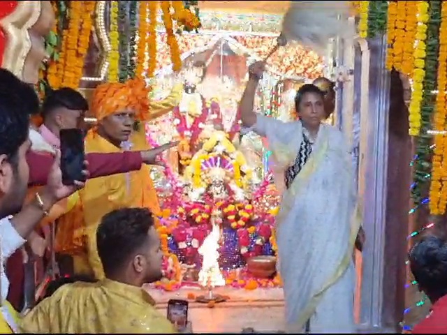 पन्ना राजघराने की महारानी जितेश्वरी देवी ने पुजारी से चंवर छुड़ाया और डुलाने लगीं। श्रद्धालुओं ने उनको बाहर करने की आवाज लगाई तो वे श्रद्धालुओं की तरफ घूमकर चंवर गलत तरीके से डुलाने लगीं।