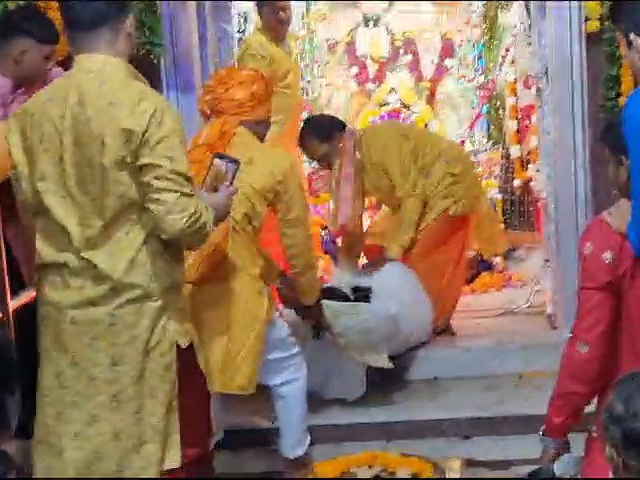 जितेश्वरी देवी ने महाआरती को उठाने का प्रयास किया। पुजारियों ने उन्हें ऐसा करने से रोका तो वे गिर गईं। फिर उन्हें पुलिस की मदद से बाहर किया गया।