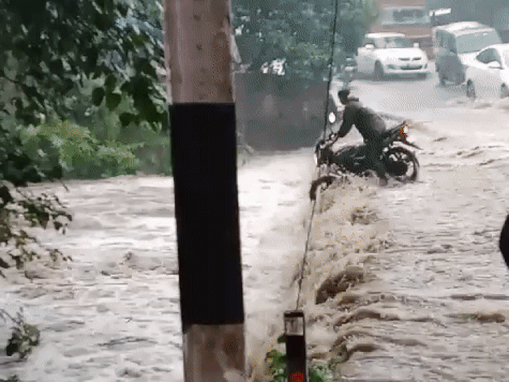 शुक्रवार शाम को दूधिया ग्राम में पुलिस पर पानी के बहाव में बाइक सवार बह गया। हालांकि ग्रामीणों ने उसे रस्सी पकड़कर खींच लिया। लेकिन तेज बहाव के कारण उसकी बाइक बह गई।