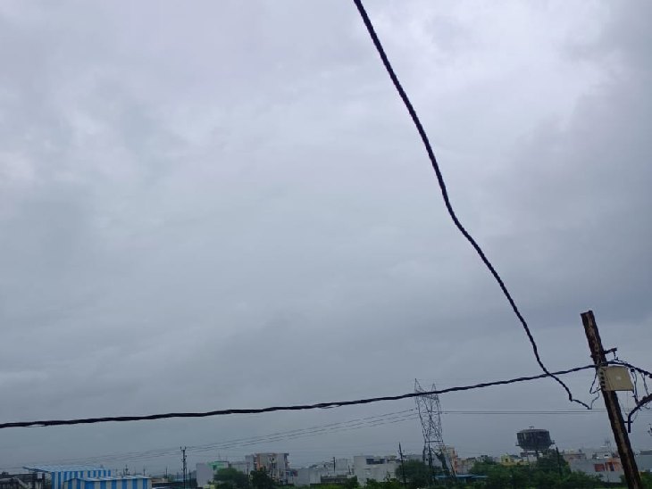 मौसम में ठण्डक घुली हुई है और गर्मी से राहत मिलने लगी है। मौसम वैज्ञानिकों ने अभी एक-दो दिन हल्की बारिश के आसार जताए हैं। साथ ही 12 सितम्बर से बंगाल की खाड़ी में एक सिस्टम बन रहा है। अगर यह स्ट्रांन्ग रहा तो अभी बारिश की जितनी कमी है उससे आधी की पूर्ति हो सकती है।