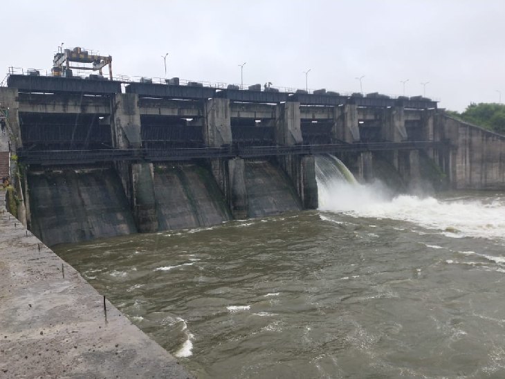 सुबह से तेज बारिश के चलते इंदौर का यशवंत सागर बांध 19 फीट तक भर गया, जिसके चलते इसका एक गेट खोला गया।