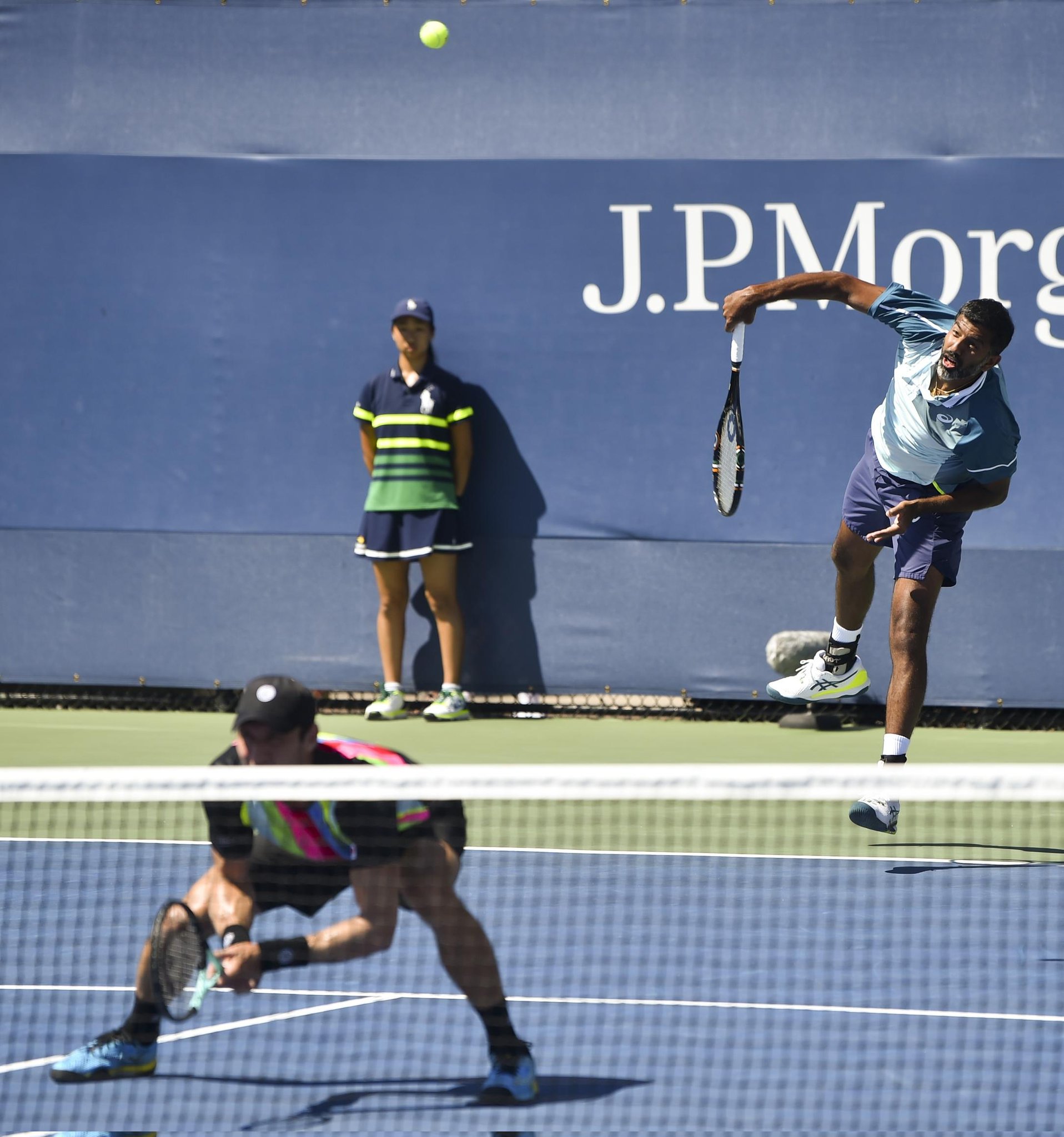 बोपन्ना ने ऑस्ट्रेलियाई पार्टनर मैथ्यू एबडेन के इंडो-ऑस्ट्रेलियाई जोड़ी पियरे-ह्यूग्स हर्बर्ट और निकोलस माहुत को 7-6 (7-3), 6-2 से हराया।