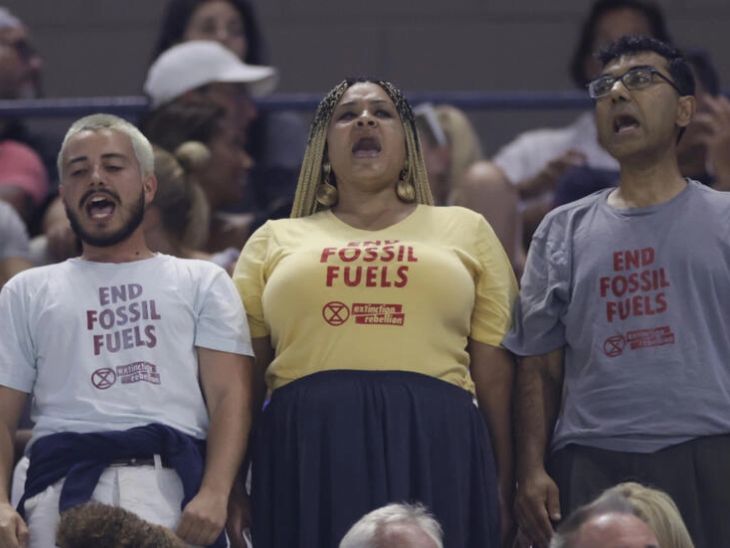 प्रदर्शनकारियों ने जो शर्ट पहन रखी थी उस पर "एंड फॉसिल फ्यूल्स" लिखा था।