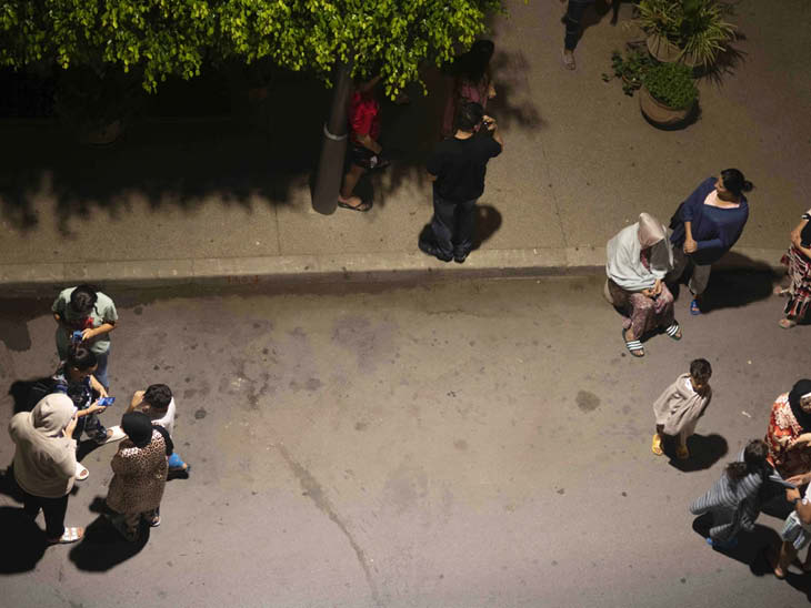 यह तस्वीर राजधानी रबात की है। यहां भी लोगों ने पूरी रात सड़क पर गुजारी।