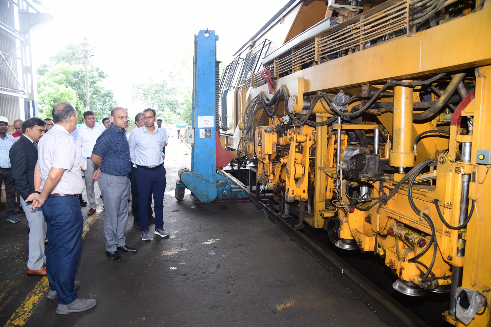 CAG team reached track machine depot, know about maintenance | ट्रैक ...