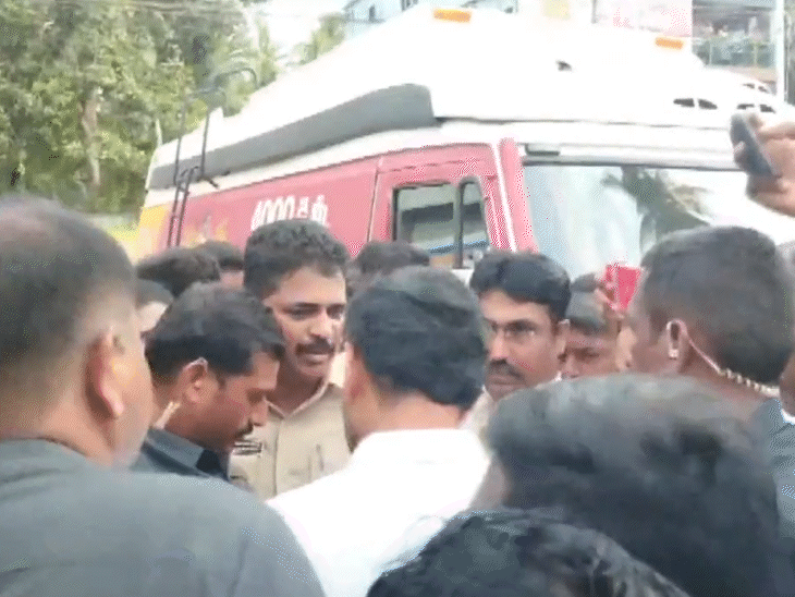 आंध्र प्रदेश के ईस्ट गोदवरी जिले में नारा लोकेश को हिरासत में लेने पहुंची पुलिस को TDP समर्थकों ने घेर लिया।