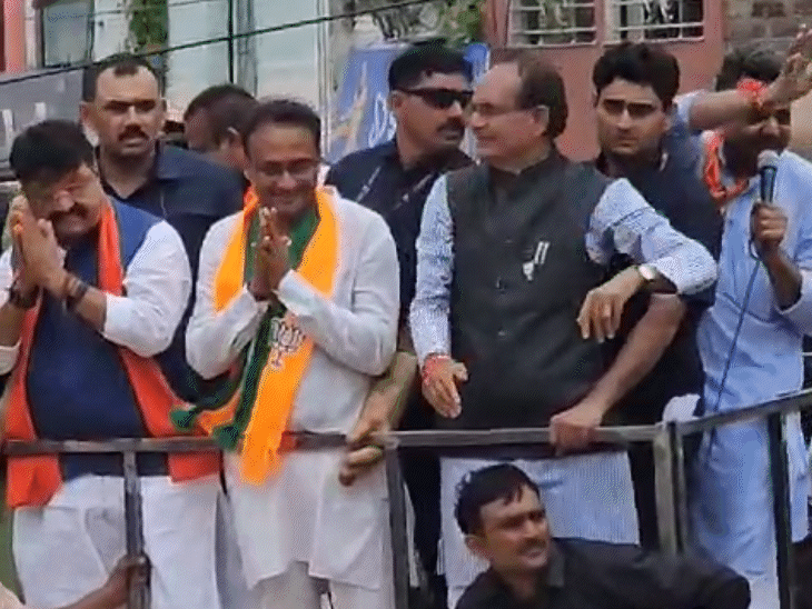 सनावद में सभा के बाद सीएम शिवराज सिंह चौहान रोड शो के रूप में भीकनगांव के लिए निकले। सनावद से भीकनगांव की दूरी करीब 40 किलोमीटर है।