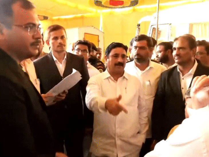 चंद्रबाबू के वकीलों ने कहा कि FIR में चंद्रबाबू का नाम नहीं है, ऐसे में ये गिरफ्तारी गैर-कानूनी है। उन्होंने पुलिस से आरोपों को लेकर सबूत मांगे।