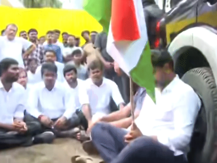 ईस्ट गोदावरी में नारा लोकेश ने TDP कार्यकर्ताओं के साथ सड़क पर धरना प्रदर्शन किया।