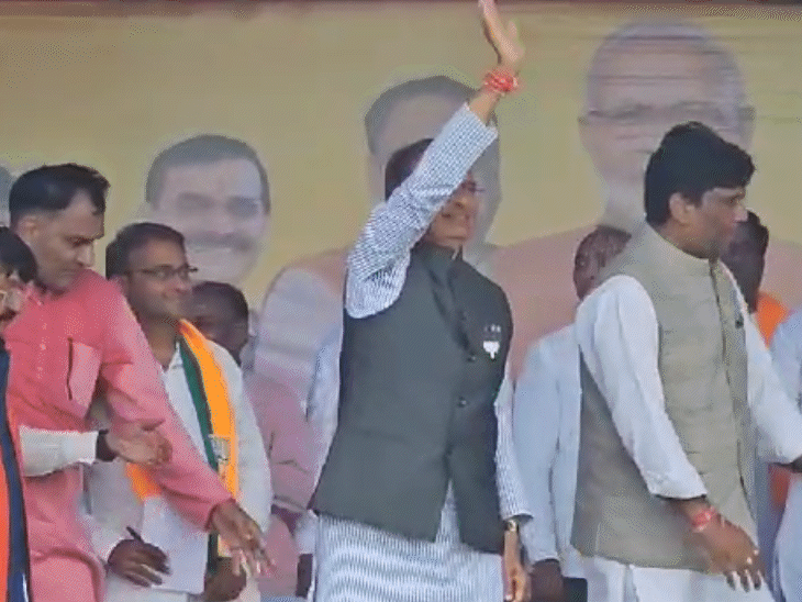 सनावद की सभा में सीएम शिवराज सिंह के साथ भाजपा महासचिव कैलाश विजयवर्गीय समेत पार्टी के कई नेता भी मौजूद रहे।