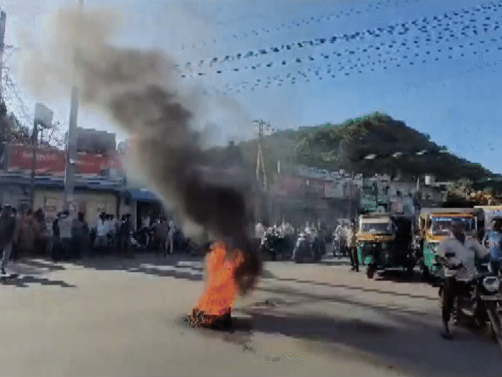 चंद्रबाबू नायडू की गिरफ्तारी के विरोध में TDP कार्यकर्ताओं ने तिरुपति में विरोध प्रदर्शन किया।