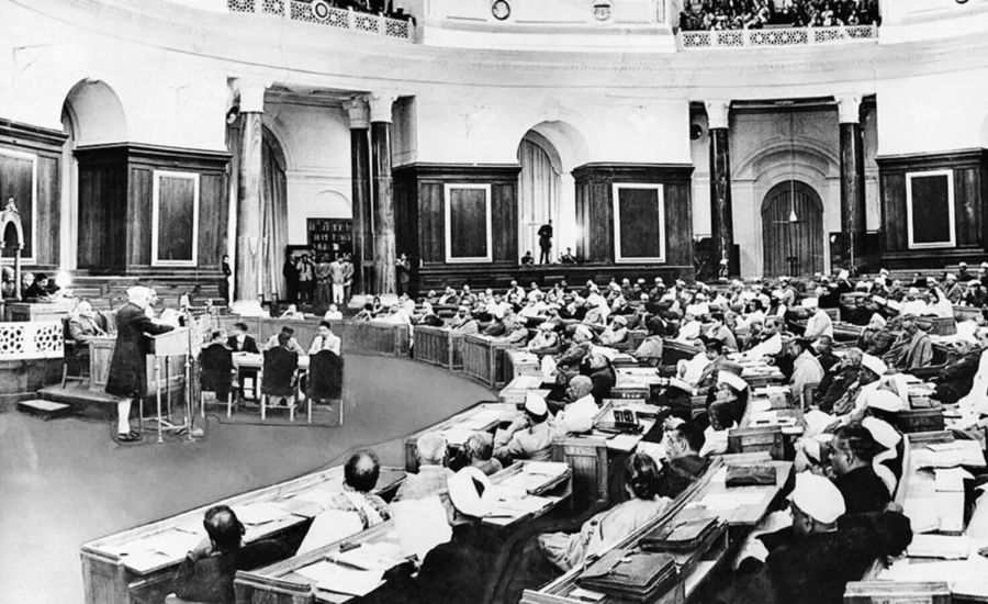 साल 1949 में संविधान सभा को संबोधित करते हुए जवाहरलाल नेहरू।