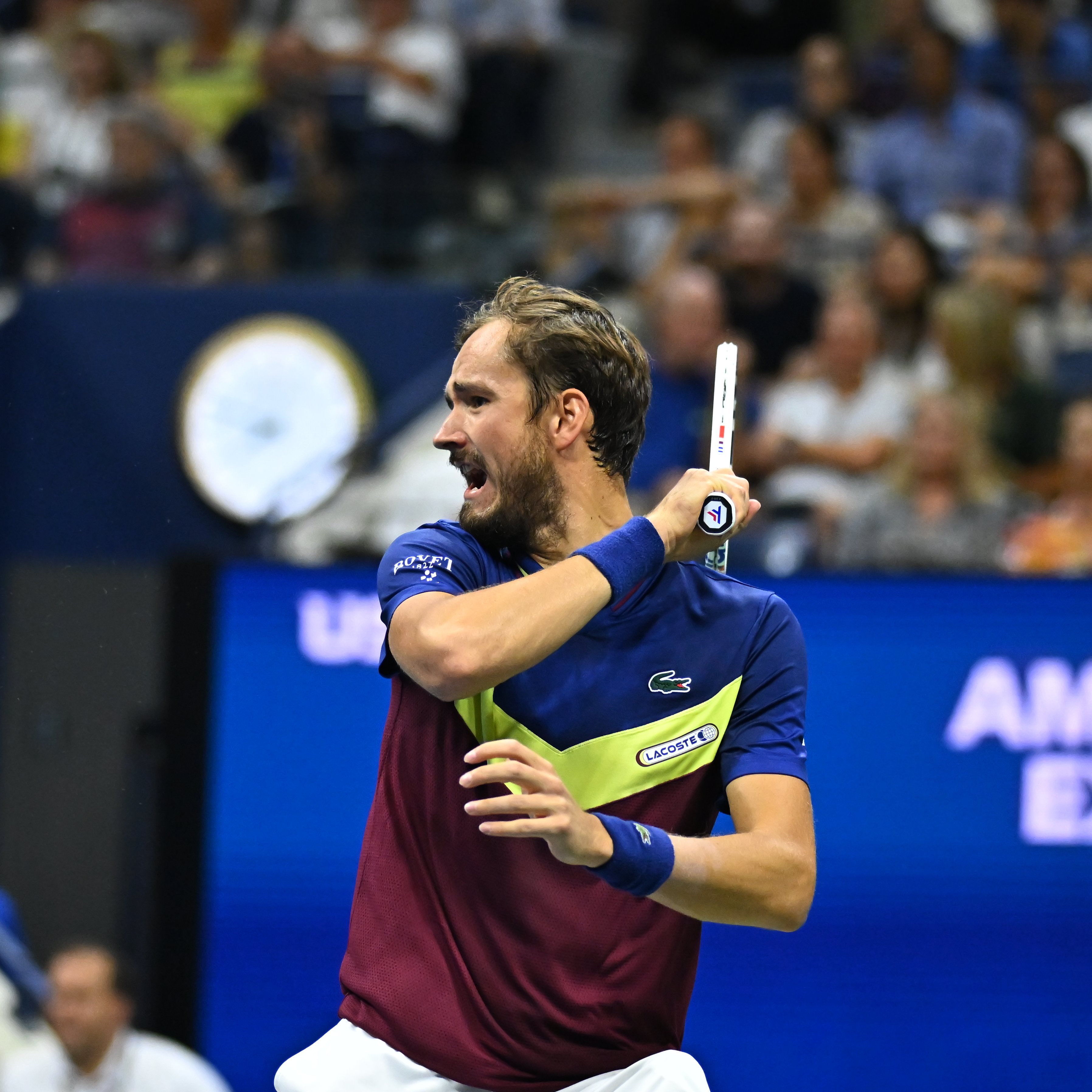 मेदवेदेव ने रोमांचक मैच में अल्कारेज को 7-6 (7/3), 6-1, 3-6, 6-3 से हराया।