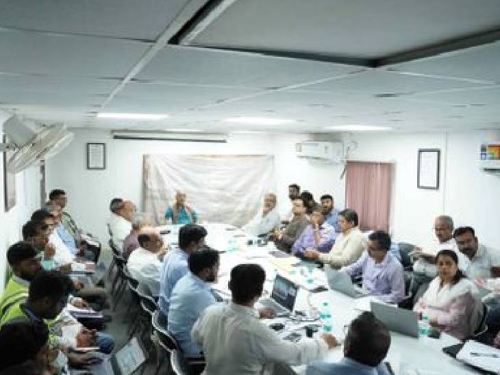 ये तस्वीर LNT भवन में नृपेंद्र मिश्र की अध्यक्षता में चल रही निर्माण समिति की बैठक की है।