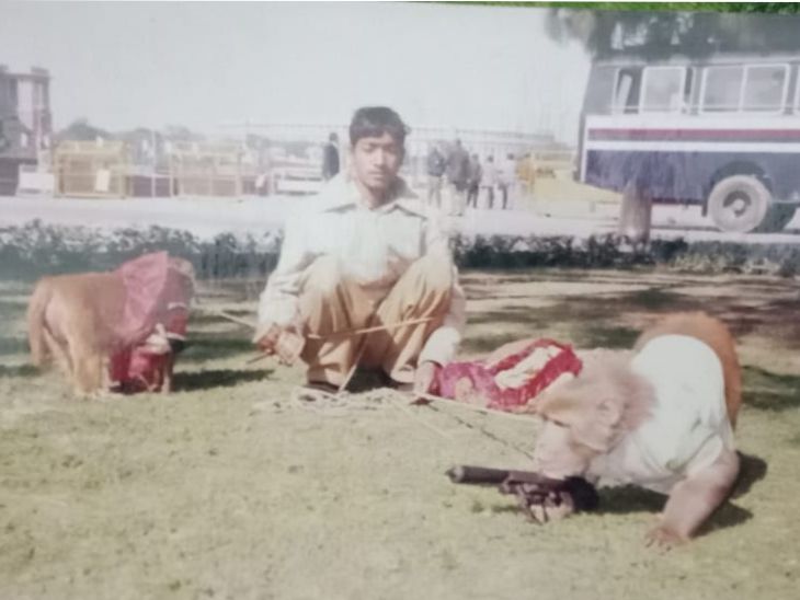 फोटो में गुल खान अपने दो बंदरों के साथ हैं, तब उनकी उम्र 17 साल थी।