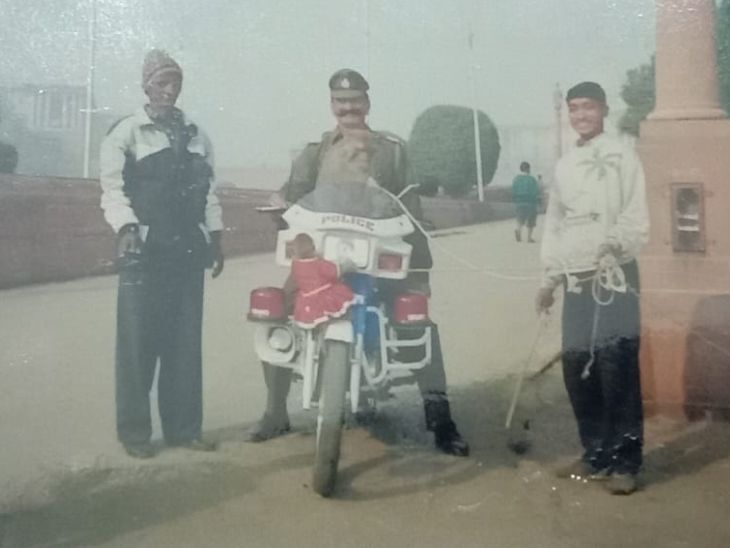 राष्ट्रपति भवन के पास बंदर का खेल दिखाने की वजह से गुल खान की पुलिसवालों से पहचान हो गई थी। इसका फायदा उन्हें मिनिस्ट्री में काम हासिल करने में मिला।