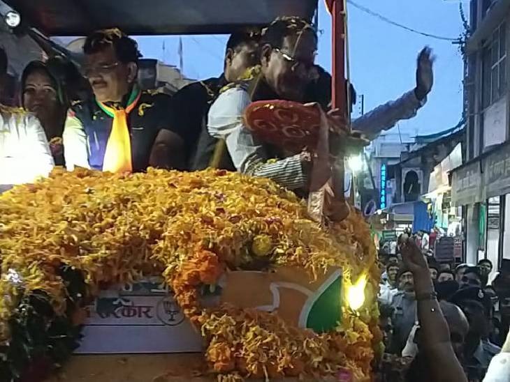 भीकनगांव में जन आशीर्वाद यात्रा के दौरान महिलाओं ने सीएम शिवराज को राखियां बांधी।