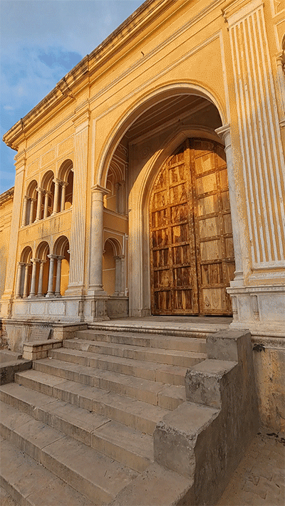 सवाईमान सिंह टाउनल हाल के अंदर का दरवाजा। इसकी नींव सबसे पहले भव्य राम मंदिर बनाने के लिए रखी गई थी।