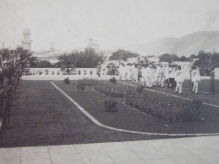 यह तस्वीर विधानसभा सत्र के दौरान प्रवेश करते विधायकों की है।