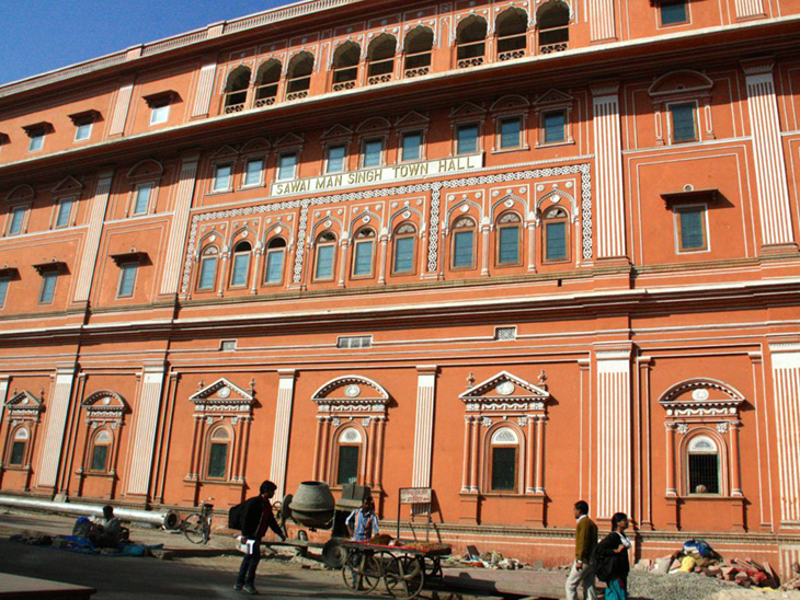 सवाई मानसिंह टाउन हाल को पहले नया महल नाम दिया गया था। माधोसिंह द्वितीय इसे सिटी पैलेस की तरह सजाना चाहते थे।