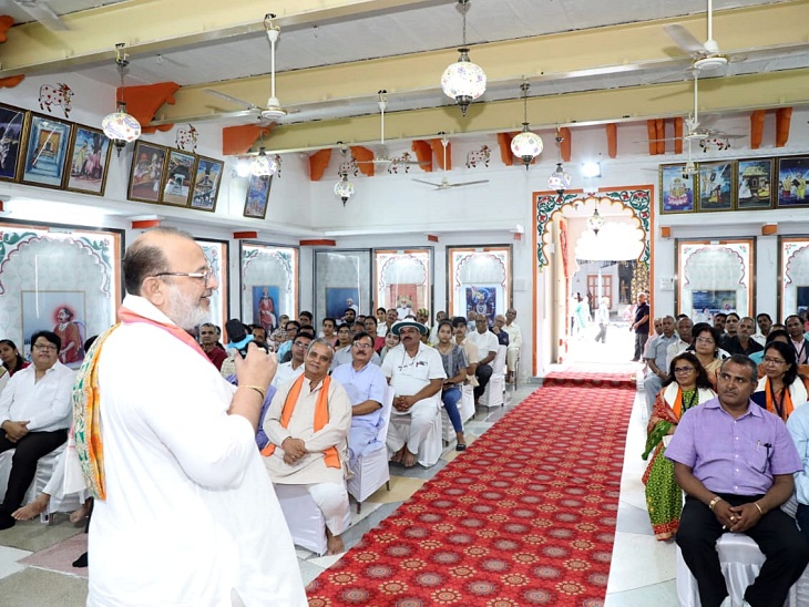 Honoring of teachers in the confirmation darshan room of Dwarkadhish temple