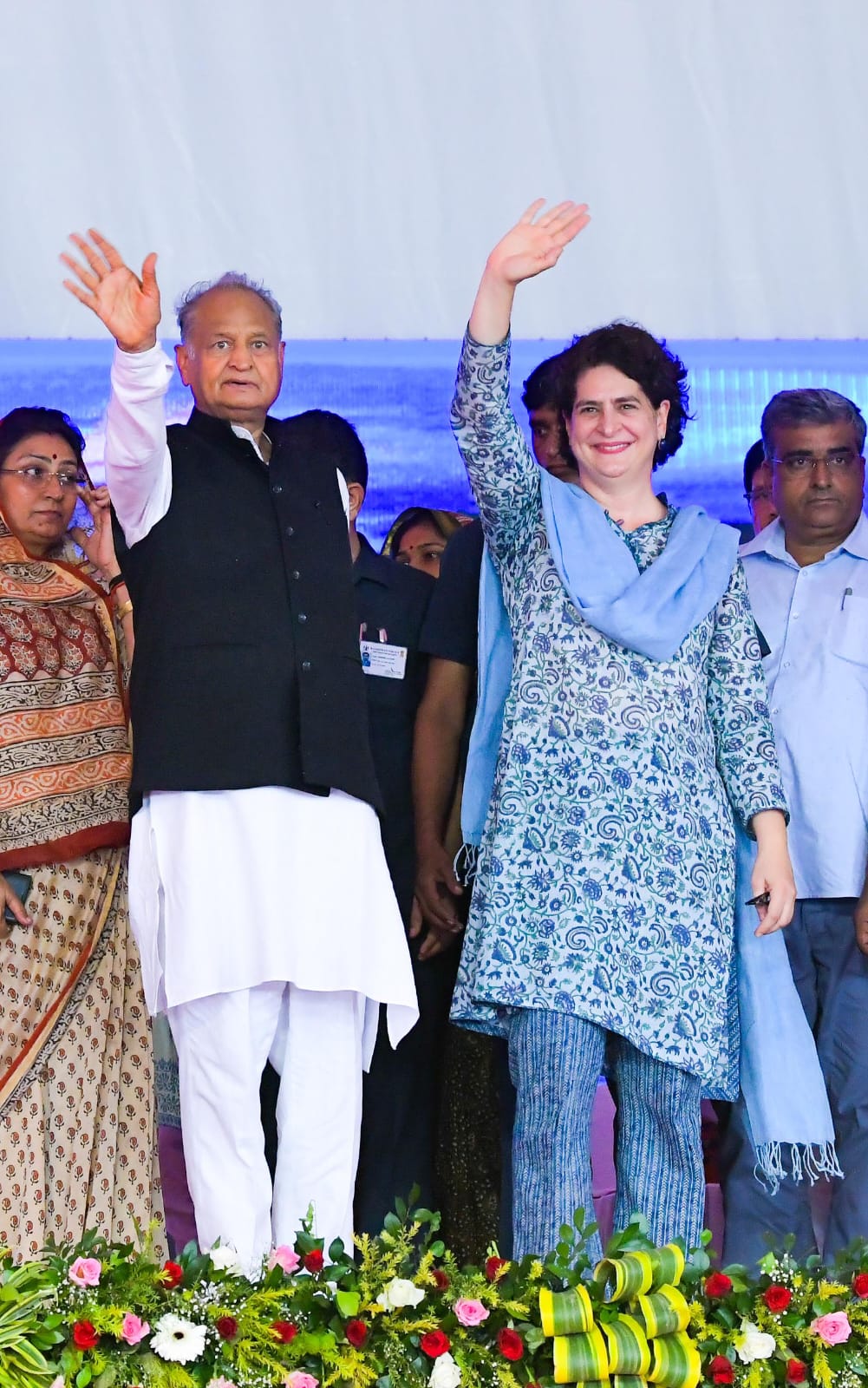 टोंक के निवाई में मंच पर प्रियंका गांधी। साथ में सीएम अशोक गहलोत।