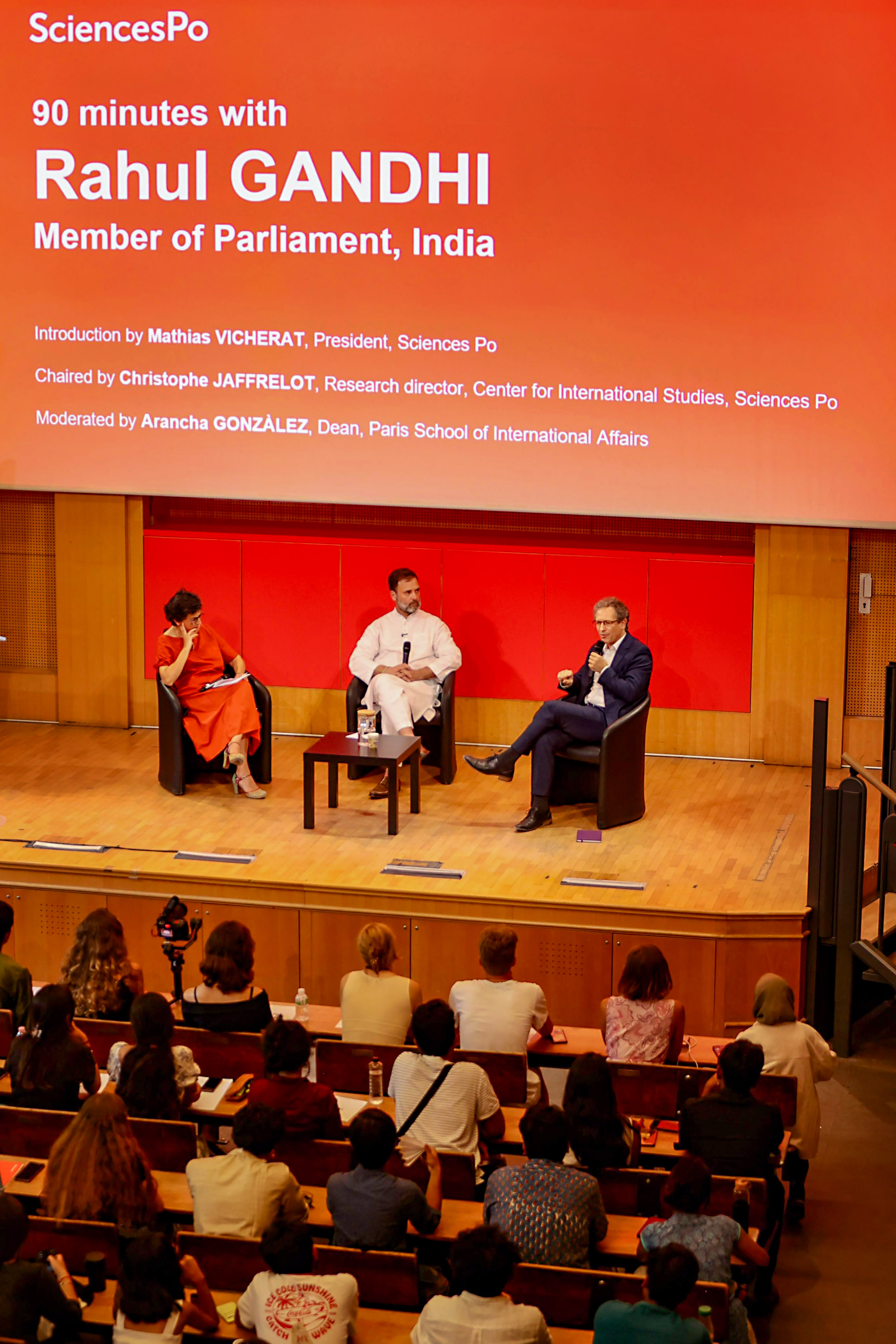 राहुल ने पेरिस में भारत vs इंडिया विवाद, हिंदुत्व समेत कई मसलों पर बातचीत की और बीजेपी सरकार पर हमला बोला।