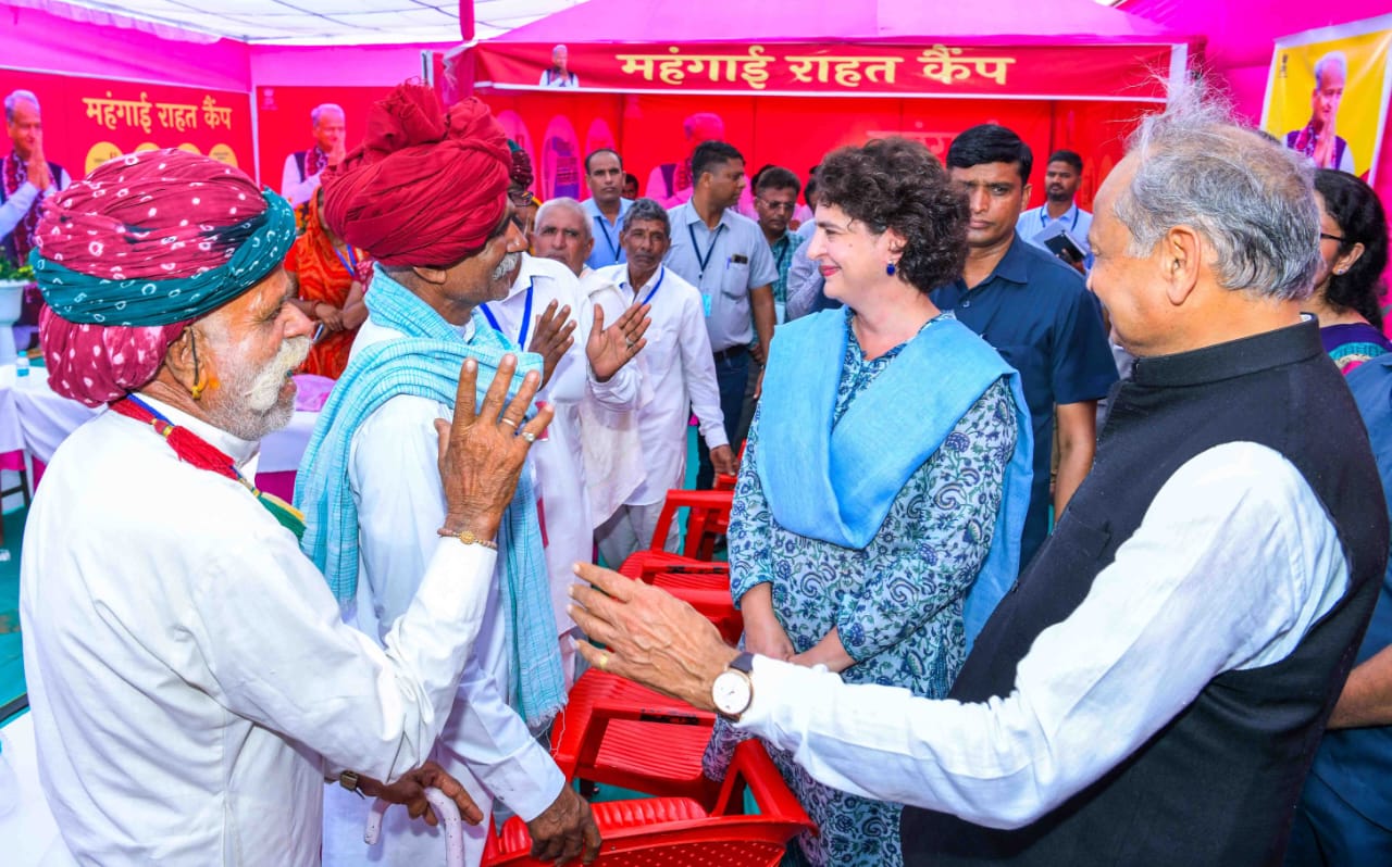 महंगाई राहत कैंप में लोगों को क्या-क्या सुविधाएं मिल रही हैं, इसको लेकर प्रियंका गांधी ने वहां मौजूद लोगों से जानकारी ली।