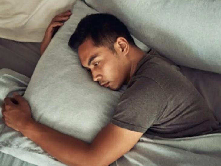 Голубые спят. Здоровый сон мужчины. Sleep and diabetes. Спать мужской голос. Спящее мужское лицо.