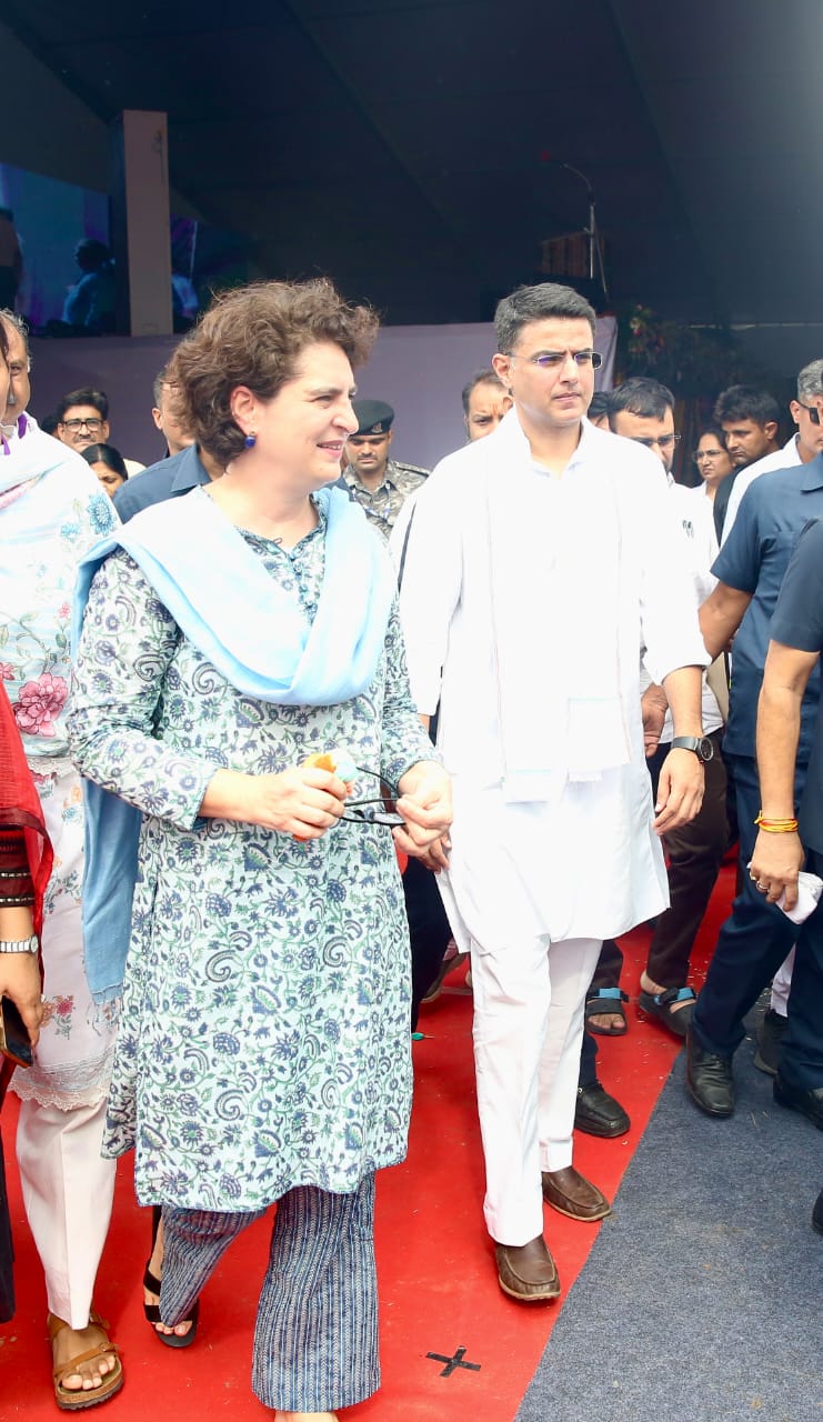 टोंक के निवाई में सभा को संबोधित करने पहुंची प्रियंका गांधी के साथ सचिन पायलट।