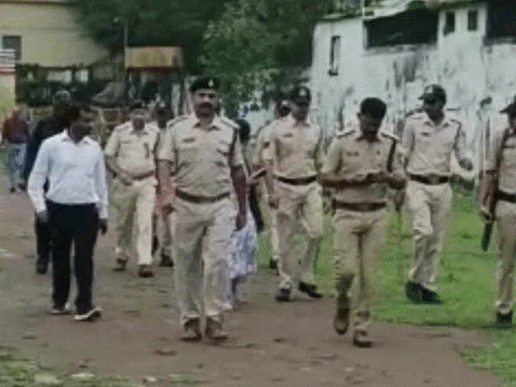इंदौर से स्पेशल टीम धार पहुंच गई है। यहां 180 से अधिक पुलिस जवान तैनात हैं।