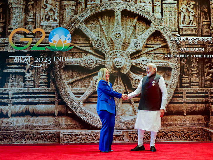 ये फोटो 9 सितंबर यानी G20 के पहले दिन की है। भारत मंडपम में कोणार्क चक्र के सामने इतालवी पीएम जॉर्जिया मेलोनी का वेलकम करते प्रधानमंत्री नरेंद्र मोदी।