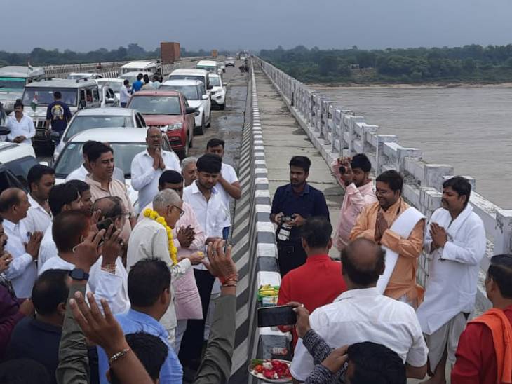 भोपाल जाने के पहले पूर्व विधायक गिरजाशंकर शर्मा ने मां नर्मदा की पूजा-अर्चना की।