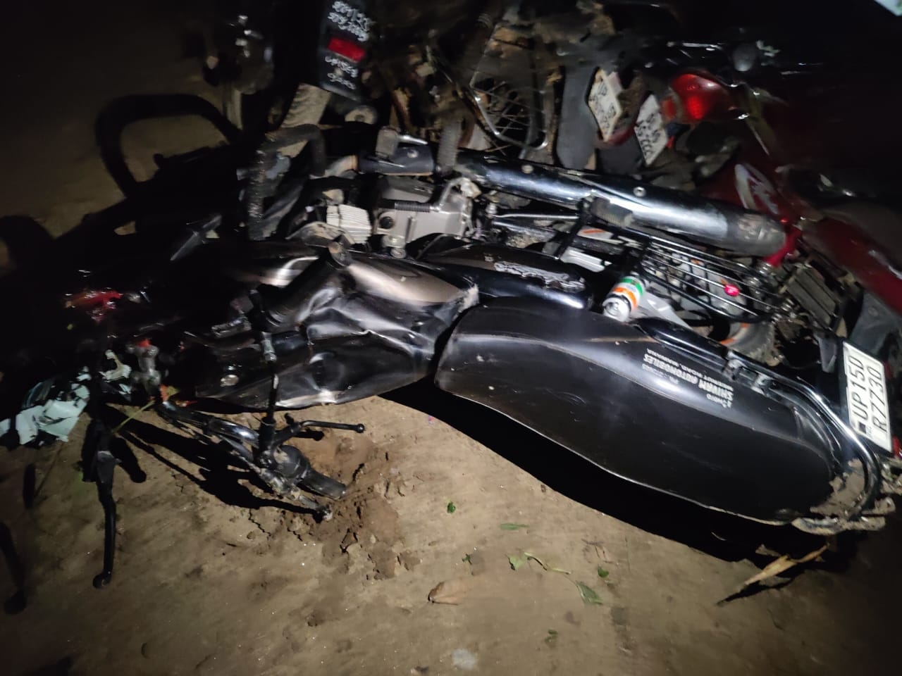 Car hits bike rider, two brothers die | कार ने बाइक सवार को मारी टक्कर ...