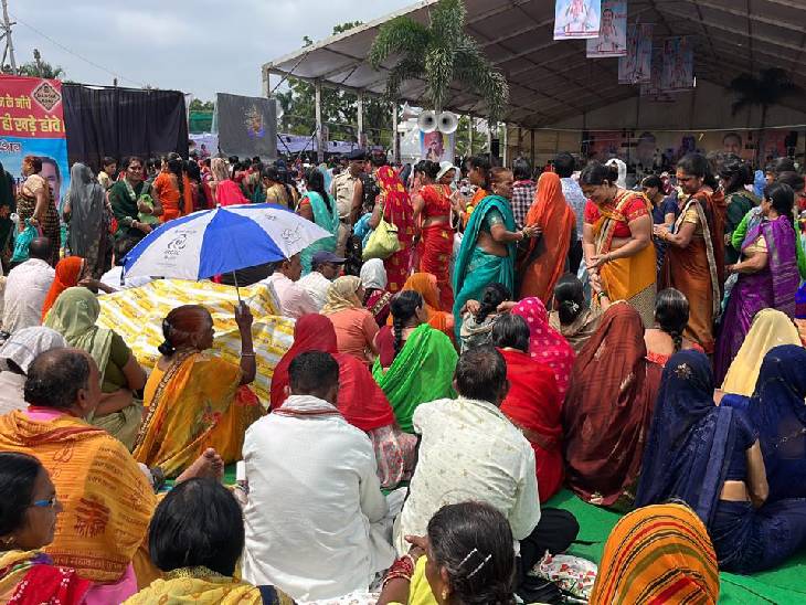 रामेश्वर राठौर अपने पूरे परिवार के साथ किराए की गाड़ी से कथा सुनने पहुंचे हैं। इनकी पत्नी कविता राठौर बताती हैं कि आज कथा में आना था और सोमवार का उपवास भी हैं। टीवी में देखते थे कि जो मन्नत मांगते हैं वह पूरी होती है। इसीलिए आज पंडाल में पहुँच कर मन्नत मांगने आये हैं।