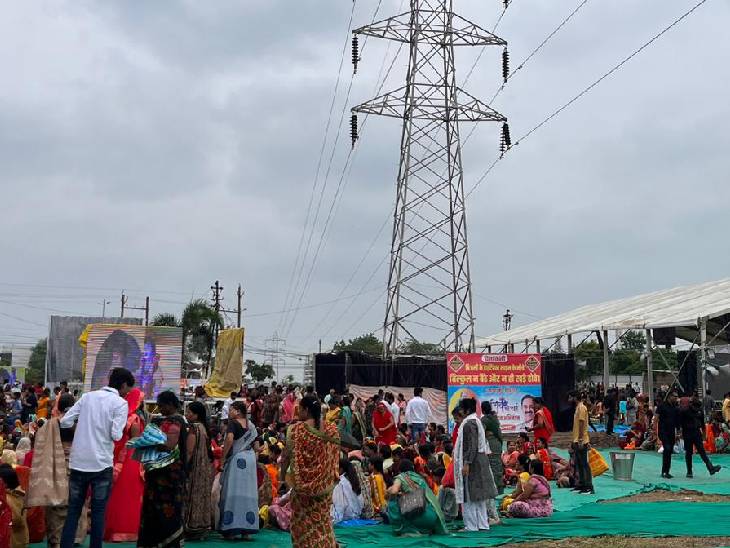 पंडाल के ऊपर से हाइटेंशन लाइन है। हालांकि आयोजक समिति द्वारा चेतावनी दी जा रही है। लोगों से कहा जा रहा है कि वे हाई टेंशन के नीचे ना बैठें।