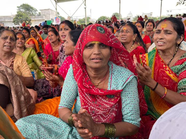 राजस्थान के तारावली से संकर कौर और निर्मला कौर कथा सुनने पहुंचे हैं। वे बताती हैं कि कथा की जानकारी मिली तो जनरल कोच में ही बैठकर इंदौर चले आए। ट्रेन में बैठने की जगह नहीं मिली तो खड़े-खड़े आना पड़ा है। इनकी बहू इनके साथ हैं। यूट्यूब में कथा सुने थे तो अब पहली बार पंडाल में कथा सुनने के लिए पहुची हैं।
