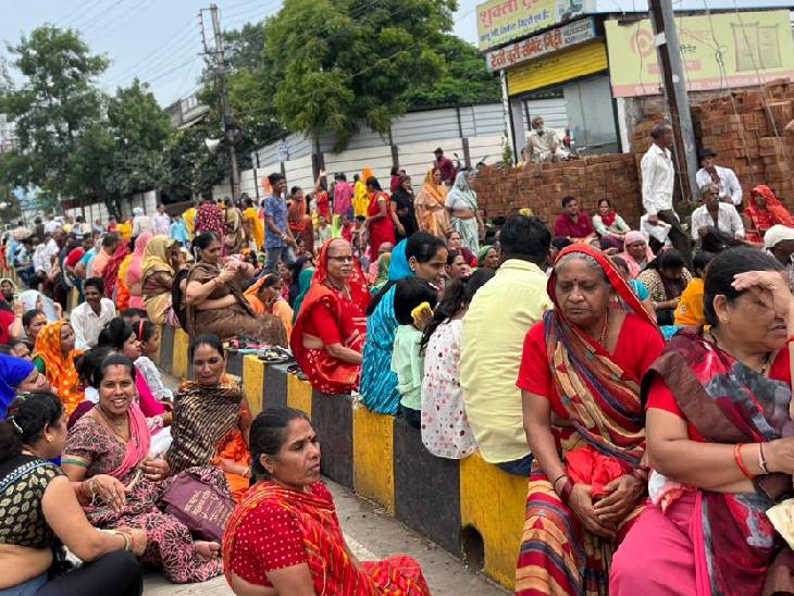 भोपाल उज्जैन, धार बेटमा, मंदसौर, नीमच के साथ साथ राजस्थान से भी भक्त पहुँचे है। जिसको जहां जगह मिल रही वह वहीं बैठ रहा। तेज धूप में लोग छाता लेकर भी आए हुए हैं। महिलाएं ढोलक झाँझ मंजीरा बजा बजाकर भक्ति में डूबी हुई है।