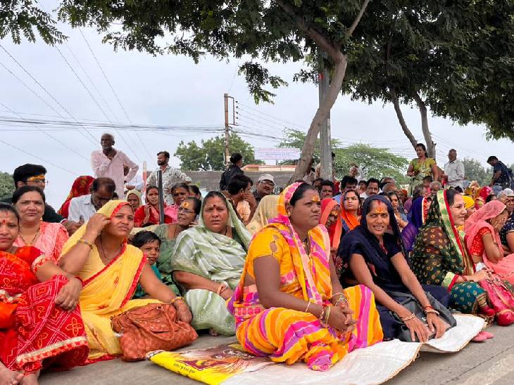 पंडित मिश्रा को सुनने के लिए महिलाएं सड़क पर ही बैठी हैं। धूप अधिक होने से महिलाएं पेड़ के नीचे छांव में बैठी दिखाई दे रही हैं।