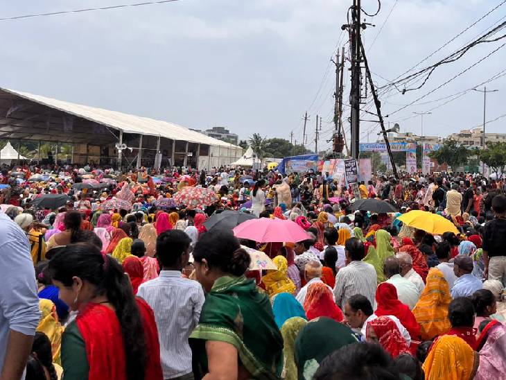 पंडित प्रदीप मिश्रा की शिव चर्चा सुनने के लिए लोग सुबह 5 बजे से ही पहुँचने लगे थे। पंडाल में जगह नहीं मिली तो श्रद्धालु पंडाल के बाहर ही बैठ गए। धूप अधिक होने से श्रद्धालु छाता खोलकर बैठे हैं।