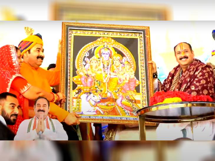 पंडित प्रदीप मिश्रा शिव चर्चा के लिए कथा स्थल पर पहुंचे। यहां कांग्रेस नेता सत्यनारायण पटेल और उनकी पत्नी ने पं. मिश्रा को शिव परिवार की तस्वीर भेंट की।